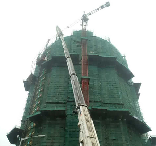 东宁吊车在工地上作业
